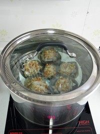 蒜蓉蒸带子,将拌好的蒜末放在带子肉上,再覆上保鲜膜,放入蒸锅,水开后大火蒸6-8分钟。
