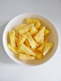 糖水菠萝,<a style='color:red;display:inline-block;' href='/shicai/ 597'>菠萝</a>切块，放入淡盐水浸泡30分钟后捞出控水，再放入黄糖拌匀后放置30分钟。