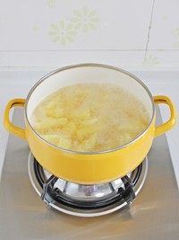 糖水菠萝,待菠萝被黄糖腌渍出水后，将菠萝连带腌渍出来的糖水一起倒入锅中，再放入清水，锅子烧开后转中小火煮30分钟。