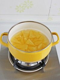 糖水菠萝,锅里的菠萝块煮至半透明状后关火，放凉后就可以食用啦。