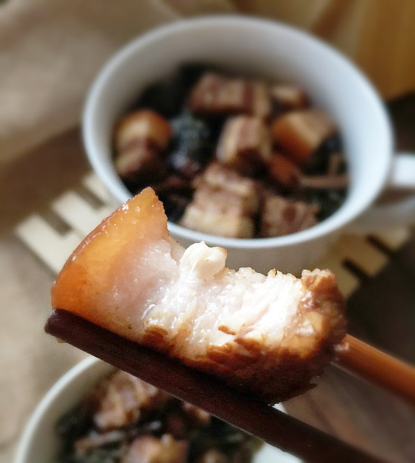 梅干菜烧肉,咬一口,肉入口即化,但是不会烂哦。因为没有放油,前面又过了水,梅干菜又吸取油脂,完全不肥腻