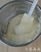 原味蛋卷,每次加入后都搅拌均匀再加下一次,直至全部蛋液加完,用橡皮刮刀拌匀。