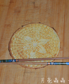 原味蛋卷,趁热用两根筷子,头尾颠倒下,作为轴心,从蛋卷底部卷起。