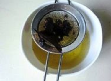 海鲜任性锅,小火炸至褐色出香,捞出作料成为五香油。