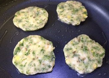 鲜蔬虾饼,底部凝固后,翻面,煎约一分钟左右即可.