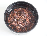 红腰豆炖猪尾,腰豆用清水提前浸泡一晚或12小时以上;