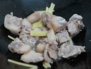 红腰豆炖猪尾,热锅下油,倒入剩余的姜丝和灼过的猪尾,翻炒下;