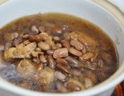 红腰豆炖猪尾,把刚炒过的猪尾移过炖锅中,倒入红腰豆,加入盖过食材的水,中火慢炖半小时左右加入食盐调味食用。