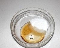绿豆糕,水，麻油，细砂糖一起拌均匀。
