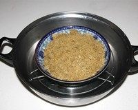 绿豆糕,拌好隔水蒸40分钟，蒸的期间搅拌几次让上面的面也能均匀的蒸到，期间看面干的程度可以适量的加点水拌拌。
