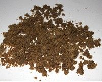 绿豆糕,蒸好拿出来倒在操作台上让它冷凉的快点，稍微凉到可以用手捏的温度就可以了