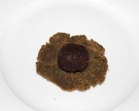 绿豆糕,取50克的面捏圆压扁，放上20克的豆沙馅包好