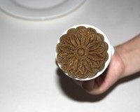 绿豆糕,包好了放月饼模具里压实压紧再推出来即可