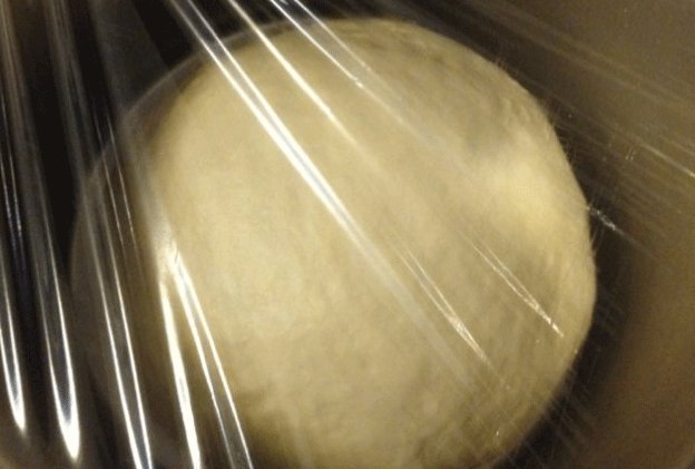 椰蓉面包,将面团原料中除<a style='color:red;display:inline-block;' href='/shicai/ 887'>黄油</a>以外的所有原料放在一起，揉至面团出筋，表面光滑，加入<a style='color:red;display:inline-block;' href='/shicai/ 887'>黄油</a>，揉摔相间使面团达到扩展阶段。