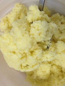 椰蓉面包,制作椰蓉馅料：将黄油室温软化，用打蛋器打均匀。