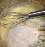 椰蓉面包,加入椰蓉拌匀。