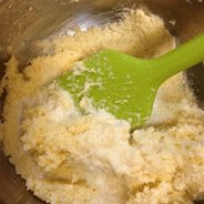 椰蓉面包,加入<a style='color:red;display:inline-block;' href='/shicai/ 219'>牛奶</a>拌匀后稍放一会儿，让椰蓉吸足水分后备用。