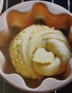 椰蓉面包,最后发酵结束，表面刷蛋液。我撒上了点榛子果仁碎。没有的可以忽略。