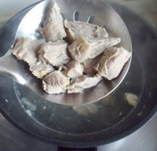 红酒烩牛肉,锅中加入没过牛肉的凉水,大火烧开后转中火煮3分钟,将牛肉中的血污完全煮出来,捞出沥干。