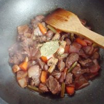 红酒烩牛肉,用中小火煮到红酒变得略浓稠时,放入百里香和<a style='color:red;display:inline-block;' href='/shicai/ 741'>香叶</a>。