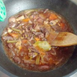 红酒烩牛肉,中途多观察,水如果没有了再加入开水,一直炖到汤汁收浓,牛肉软烂就好。