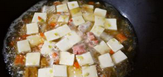 八宝豆腐羹,依次加入各种丸子、豆腐、虾仁。