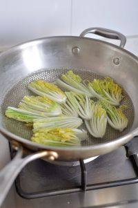蒜香娃娃菜,锅里坐水,水热后放入娃娃菜焯水至变色,捞出控水备用