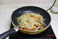 酸辣绿豆芽,调入盐和鸡精,翻炒均匀即可