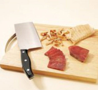 养生鸭煲,<a style='color:red;display:inline-block;' href='/shicai/ 5393'>金华火腿</a>切成薄片（要逆着肉纹切，才不会散）。<a style='color:red;display:inline-block;' href='/shicai/ 2856'>笋干</a>事先用清水浸泡10小时以上，待软化后，再用手撕成细而均匀的丝。