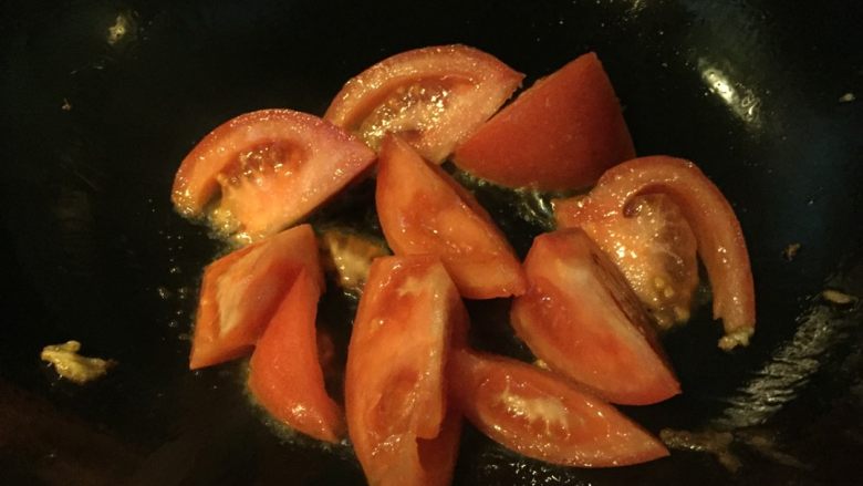 西红柿鸡汤面,如图锅中留油,加入西红柿翻炒,淋入1/3碗的水盖上锅盖焖两分钟(现在的西红柿比较硬,这样做是为了让西红柿的味道充分发挥出来)