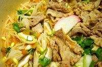酸汤肥牛,当然配菜也可以放几个鱼丸什么的,任君发挥!肥牛不直接放入番茄汤里煮的原因是,肥牛会产生很多血沫,使汤底浑浊。