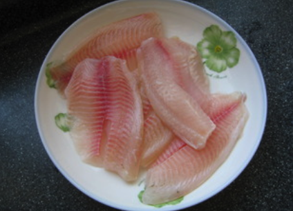 茄汁红鲷鱼块,<a style='color:red;display:inline-block;' href='/shicai/ 1420'>红鲷鱼</a>处理干净去鳞去内脏然后切成块。