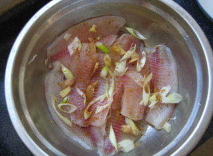 茄汁红鲷鱼块,将鱼块用盐、<a style='color:red;display:inline-block;' href='/shicai/ 718'>料酒</a>、<a style='color:red;display:inline-block;' href='/shicai/ 134340'>黑胡椒粉</a>、<a style='color:red;display:inline-block;' href='/shicai/ 134296'>白胡椒粉</a>、<a style='color:red;display:inline-block;' href='/shicai/ 829'>十三香</a>、葱、姜淹制半小时。