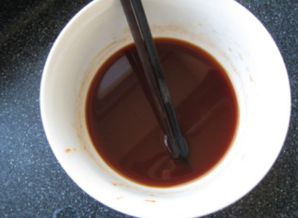 茄汁红鲷鱼块,用蕃茄沙司、醋、<a style='color:red;display:inline-block;' href='/shicai/ 788'>生抽</a>、盐、料酒调成汁备用。