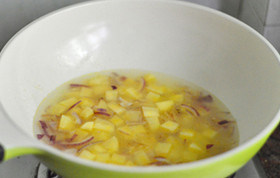 土豆玉米浓汤,接着兑入500ml清<a style='color:red;display:inline-block;' href='/shicai/ 156925'>水</a>,盖上盖子煮15分钟