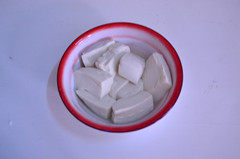 鱼香豆腐,<a style='color:red;display:inline-block;' href='/shicai/ 465'>豆腐</a>洗净,切成小方块