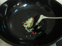 鱼香豆腐,锅内热适量油,倒入蒜头,辣椒,姜丝爆香