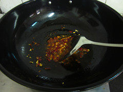 鱼香豆腐,勺入一汤匙<a style='color:red;display:inline-block;' href='/shicai/ 46599'>红油豆瓣酱</a>,大火翻炒至出香油