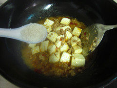 鱼香豆腐,勺入适量<a style='color:red;display:inline-block;' href='/shicai/ 3729'>白糖</a>,调入水淀粉