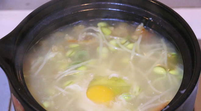 黄豆芽明太鱼汤,煮沸的汤里打入一颗鸡蛋,迅速搅拌