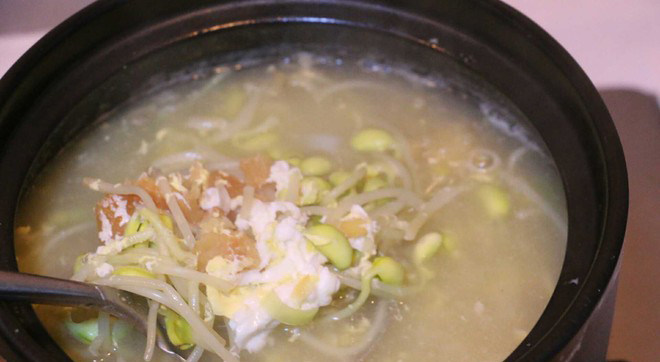黄豆芽明太鱼汤,关火,盛汤