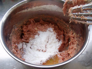 清蒸狮子头,加入<a style='color:red;display:inline-block;' href='/shicai/ 17'>蛋清</a>,淀粉,食用油,继续搅拌成发白看起来细腻的肉末。