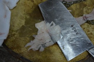 松鼠鳜鱼,后斜剖,成菱形刀纹。