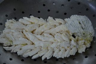 松鼠鳜鱼,沥干水分,扑淀粉和吉士粉混合后的粉。