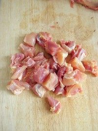 菠萝咕咾肉,<a style='color:red;display:inline-block;' href='/shicai/ 92'>鸡腿</a>剔骨,然后将鸡肉切成2.5cm见方的块。
