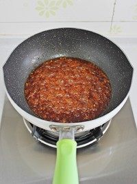 菠萝咕咾肉,炒锅加少许油,放入葱姜蒜末爆香后倒入料汁,中火熬至料汁变稠。