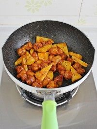 菠萝咕咾肉,快速翻炒,待肉块和菠萝裹匀料汁后就可以出锅了。
