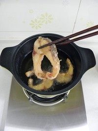 五香熏鱼,锅里倒油,中火烧至8成热,放入鱼块,继续中火炸3分钟左右,炸至鱼块呈金黄色。