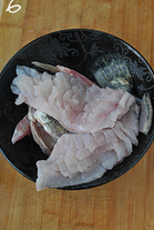 松鼠桂鱼,用料<a style='color:red;display:inline-block;' href='/shicai/ 13417'>酒</a>,精盐分别抹在鱼头和鱼肉上。