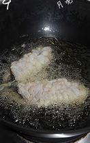 松鼠桂鱼,再将鱼肉全部放入油锅炸至金黄色捞起沥油,摆入盘中。